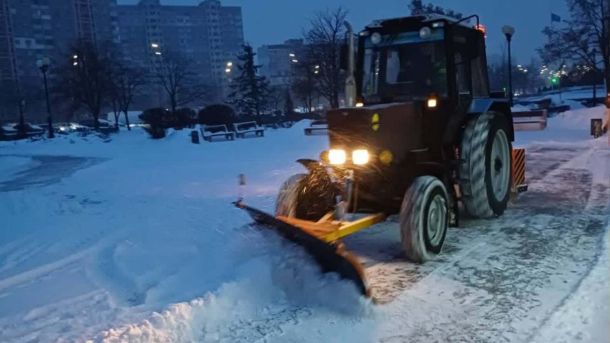 У Києві 258 одиниць техніки прибирають сніг Трактор очищає від снігу пішохідну доріжку