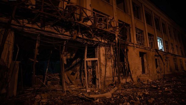 Батька у Вишгороді судитимуть за два удари ножем у груди сина Частково зруйнований фасад триповерхової будівлі вночі після балістичної атаки на Київ, уламки на тротуарі