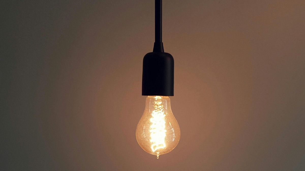 Київщина: світло повернули 170 тисячам, Буча та Фастів чекають Лампочка