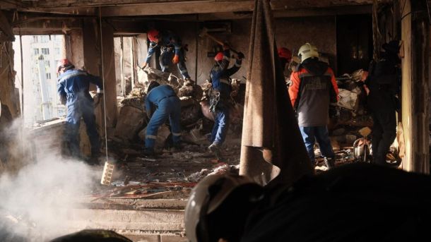 На Київщині ліквідували 18 казино: БЕБ вилучило техніки на 3 млн Рятувальники розбирають завали житлового будинку, пошкодженого російським обстрілом Києва 14 листопада 2025 року