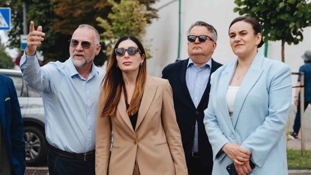 Підприємця підозрюють у продажу фіктивної інвалідності за $25 000 Блогерка Лора Лумер з українськими посадовцями на території Києво-Печерської лаври