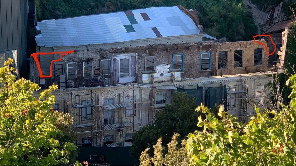 Андріївський узвіз: забудовник ігнорує вимоги й розбирає будинок Якова Мощинського 1880 року (фото) Стара будівля на Андріївському узвозі, яка перебуває в аварійному стані та частково розібрана