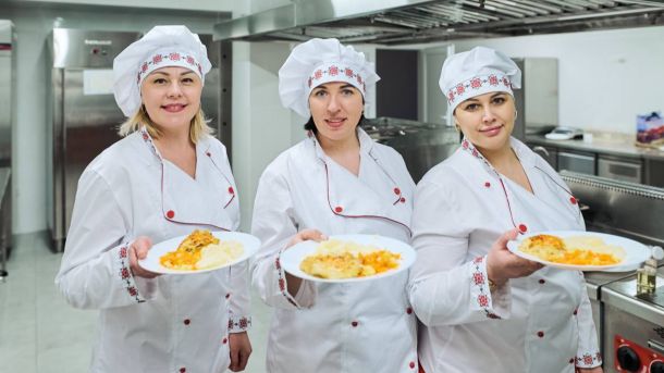 На Київщині 160 тисяч школярів отримують гаряче харчування Школярі Київщини отримують гаряче харчування в рамках регіональної реформи шкільного харчування