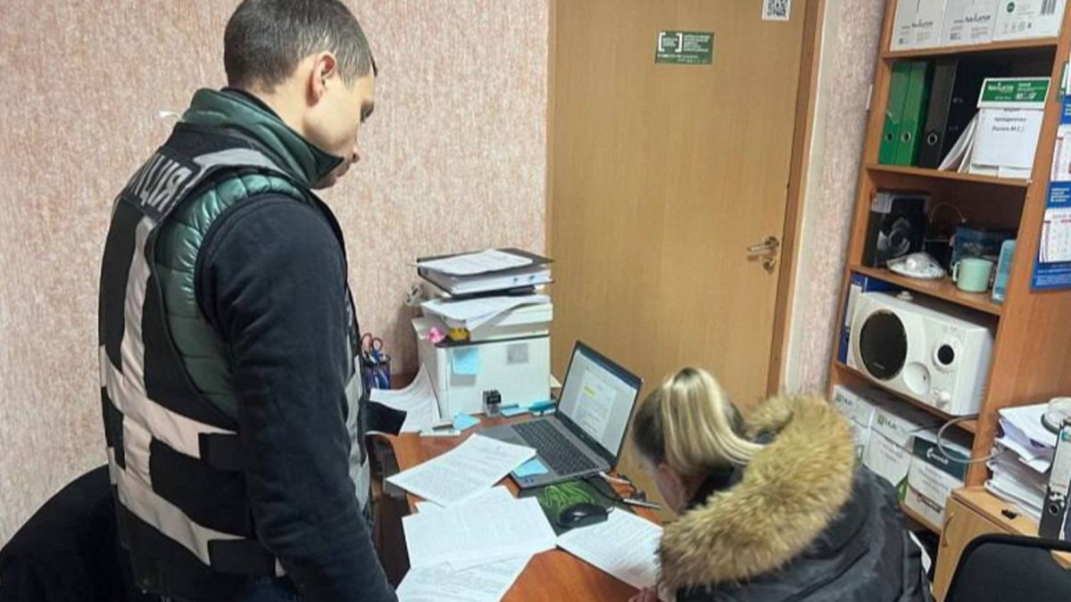 У Києві матір судитимуть за знущання над 9-річним сином: жінці загрожує 6 років Поліцейські Деснянського управління під час роботи у справі про катування 9-річного хлопчика матір'ю в Києві