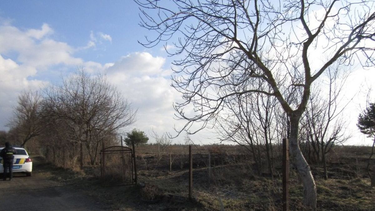 У Ясногородці загинув 66-річний чоловік під час паління сухої трави Поліцейське авто біля обгорілої ділянки у Ясногородці Фастівського району, де загинув 66-річний чоловік