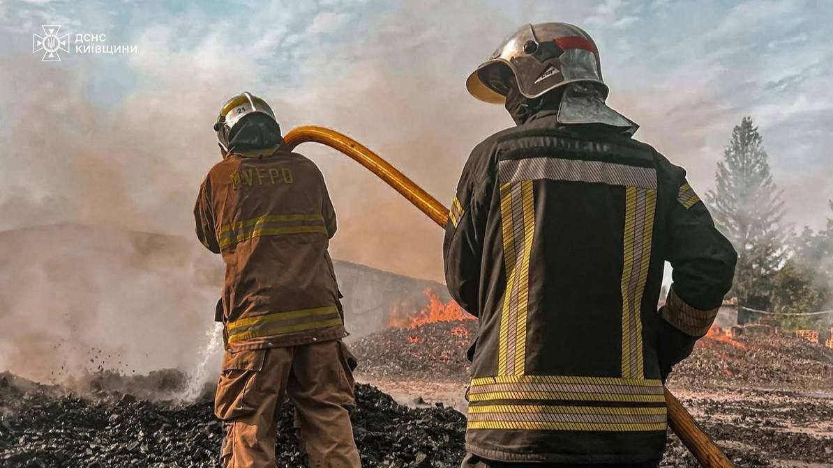 Масштабна пожежа в Требухові після обстрілу: вогонь охопив 8000 м² Масштабна пожежа в Требухові після обстрілу: вогонь охопив 8000 м²