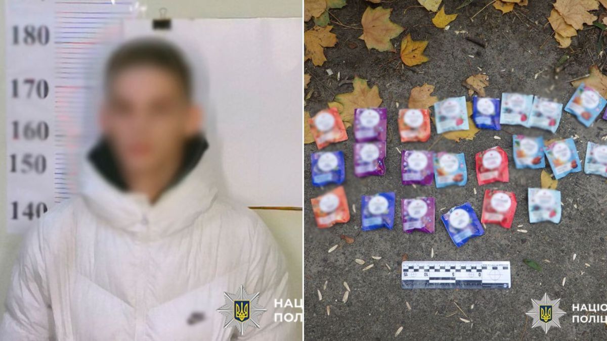 У Києві затримали наркокур’єра, який ховав психотропи у пакетики з-під чаю Зліва: юнак у білій куртці на тлі ростоміра з розмитим обличчям; Справа: багато невеликих яскравих пакетів, розкладених на ґрунті