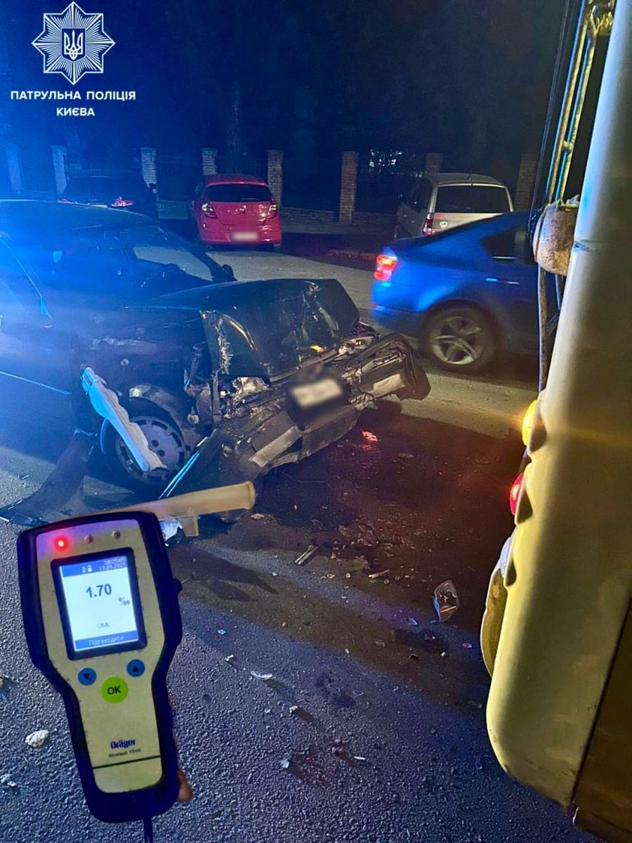 У Солом’янському районі п'яний водій Peugeot в’їхав у тролейбус Розбитий автомобіль після ДТП уночі, поруч у кадрі алкотестер із показником 1,70 проміле