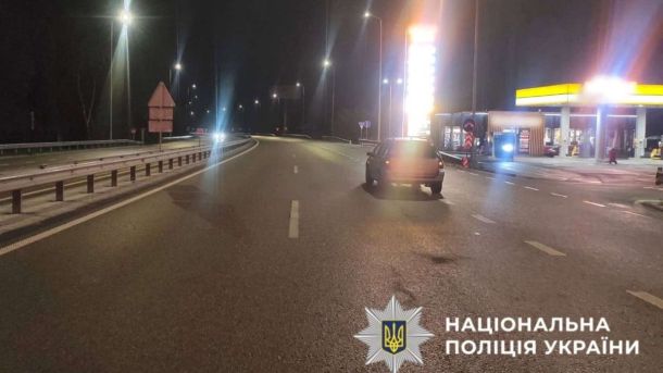 Ремонт доріг у Києві 20–22 квітня: де обмежать рух у Солом'янському та Деснянському районах Нічна дорога на трасі Київ–Знам'янка поблизу Підгірців, де 49-річна водійка Peugeot збила 45-річну жінку-пішохода