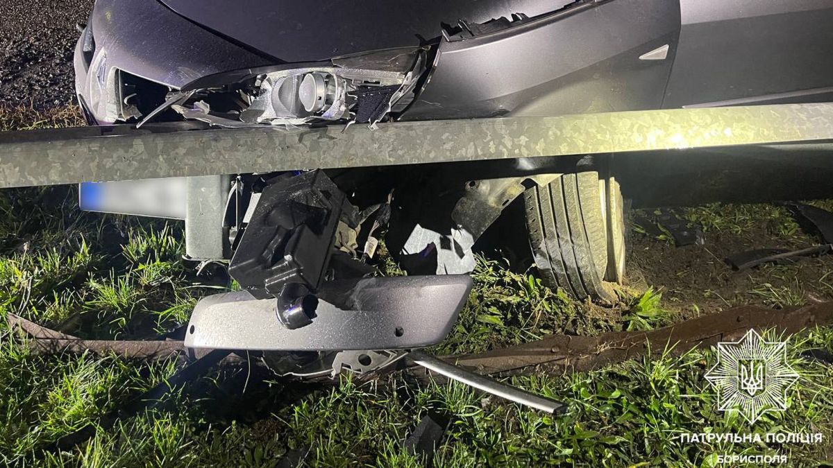 Renault влетів у відбійник на трасі Київ-Харків (фото) Автомобіль «Рено» врізався у дорожній відбійник, передня частина дуже розбита