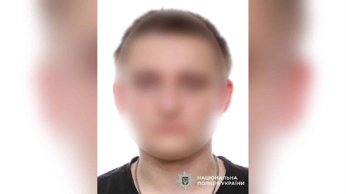 У Дніпровському районі водій погрожував велосипедисту гранатою під час сварки Патрульні поліцейські Києва затримали 23-річного водія, який погрожував навчальною гранатою велосипедисту під час конфлікту на дорозі