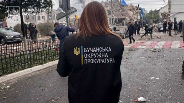 Київщина: рятувальники витягли чоловіка з 15-метрового колодязя у Фурсах Прибирання вулиці біля зруйнованого будинку ударом армії РФ