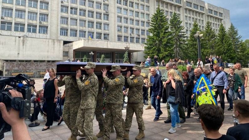 У Києві попрощалися з Максимом Неліпою — актором і телеведучим, який загинув на фронті У Києві попрощалися з Максимом Неліпою — актором і телеведучим, який загинув на фронті