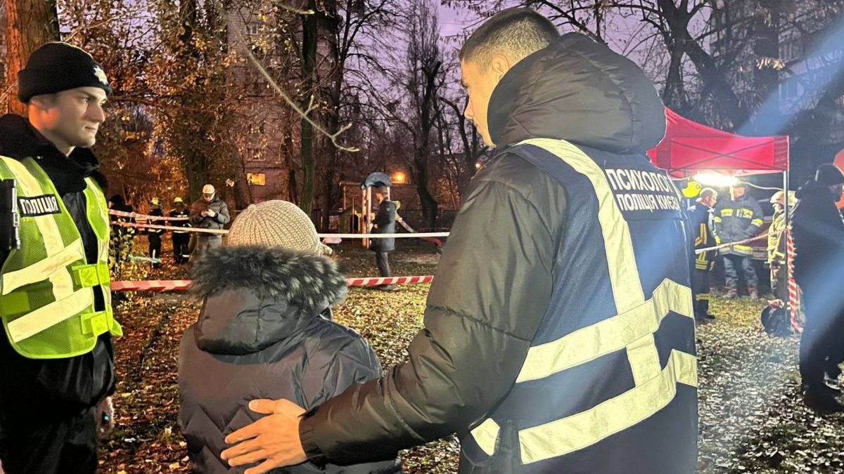 Мати з дитиною виштовхали з укриття в Києві: поліція розслідує інцидент Поліцейські підтримують жінку за спину у дворі вночі після атаки РФ