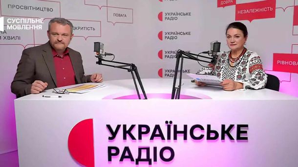 «Треба жити!»: оприлюднено текст Радіодиктанту-2025 Ведучі в студії Українського радіо за столом з мікрофонами