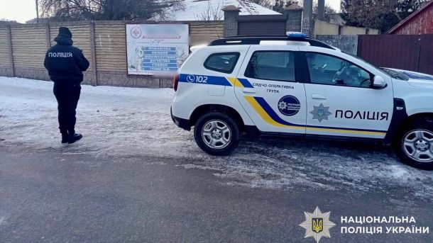 Київщина: 18-річну дівчину підозрюють у жорстокому поводженню з тваринами Поліцейське авто біля приватної будівлі