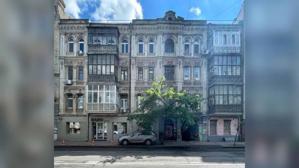 Привласнили 1300 кв. м шкільного стадіону на Київщині: справа дійшла до суду Цегляний прибутковий будинок на Великій Житомирській 31 у Києві початку ХХ століття з арковими вікнами та фронтоном