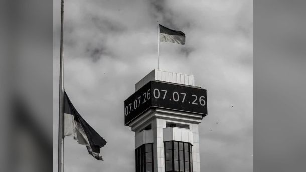 ДБР викриває нові деталі у справі "Київзеленбуду": підозрюють підприємця, який передав хабар за перемогу в тендері Приспущені чорно-жовті прапори на будівлі з електронним табло, що показує дату 07.07.26, у День жалоби в Києві