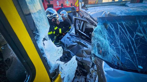 У Києві батько викрав трирічну доньку та вивіз її до Молдови Рятувальники ДСНС у касках деблокують постраждалого з деформованого Jeep, що зіткнувся з жовтим шкільним автобусом, на задньому плані пожежний автомобіль ДСНС