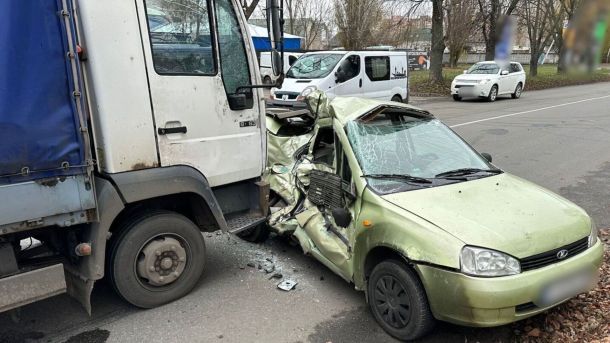 «ДахаБраха» випустили кліп про 20 тисяч викрадених українських дітей Зіткнення вантажівки MAN та автомобіля Lada