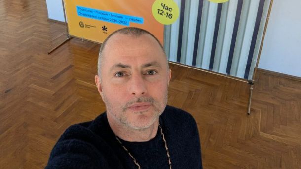 Хірурга в Києві підозрюють у пошкодженні лицьового нерва під час операції Максим Бахматов робить селфі на тлі банера хакатону «Троєщина • Лісовий • Биківня — разом. Опалювальні сезони 2026-2028»