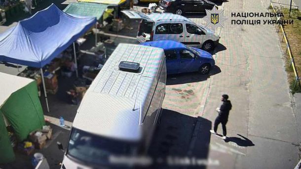 У Києві судитимуть «ворожок»: ошукали родини загиблих воїнів Кадр камери спостереження: ярмарок у Деснянському районі Києва з наметами, автівками та перехожим