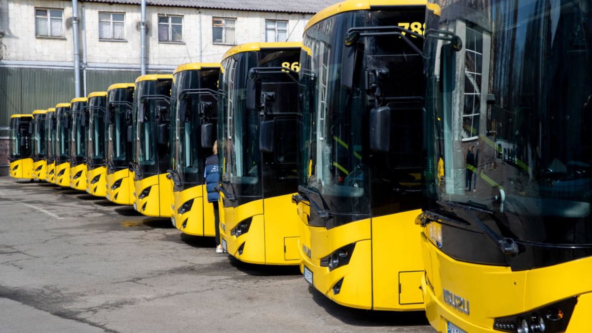 Ще 20 нових автобусів вийшли на 14 маршрутів Києва за проєктом ЄІБ Новий 12-метровий низькопідлоговий автобус на маршруті Києва, закуплений за проєктом ЄІБ