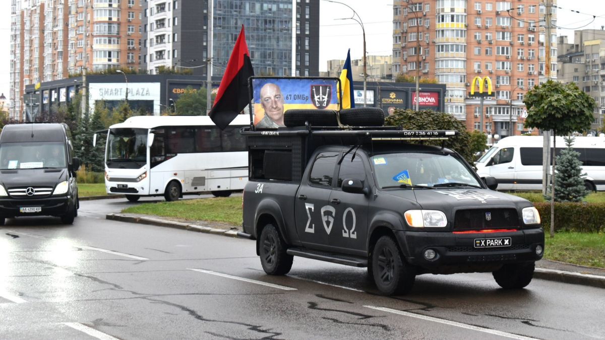 Київ затвердив єдині зразки пам'ятників Героям Автомобіль ЗСУ який супроводжує прощальну процесію, ховають воїна