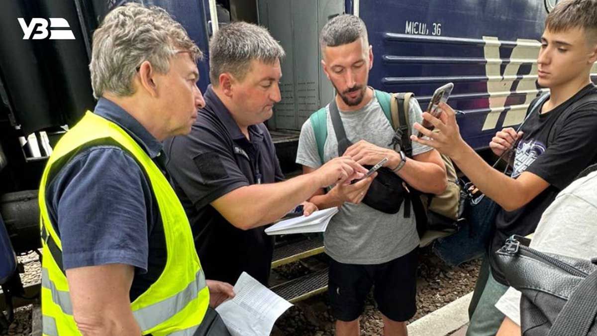 Укрзалізниця посилила перевірку документів: лише 0,1% порушників серед понад 41 тисячі пасажирів Укрзалізниця посилила перевірку документів: лише 0,1% порушників серед понад 41 тисячі пасажирів