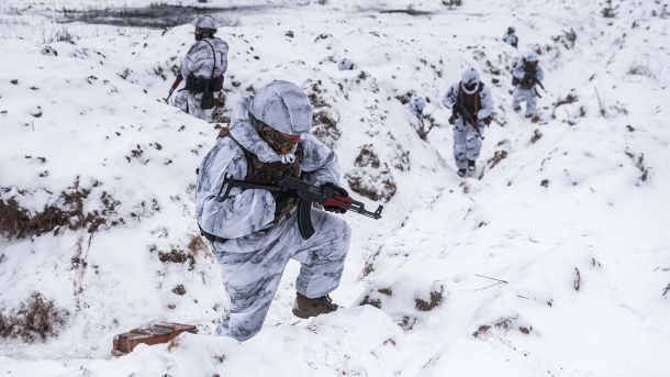 Гауптвахта Печерської фортеці: як Київ втратив будівлю XVIII століття біля Лаври Українські військові у білих маскхалатах в окопах, покритих снігом