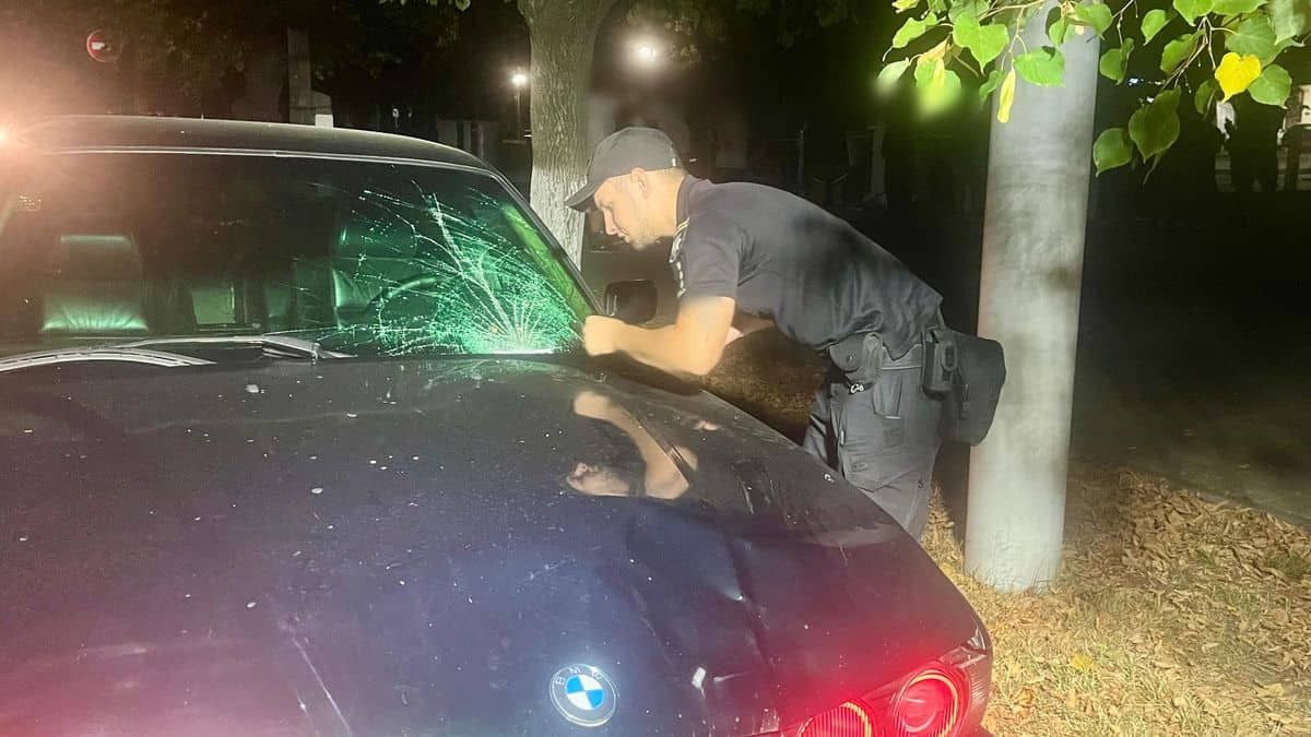 В Ізмаїлі у ДТП загинула 22-річна донька депутата Київради Павла Бойченка Патрульний поліцейський оглядає пошкоджений автомобіль BMW з тріщиною на вітровому склі після ДТП в Києві вночі.