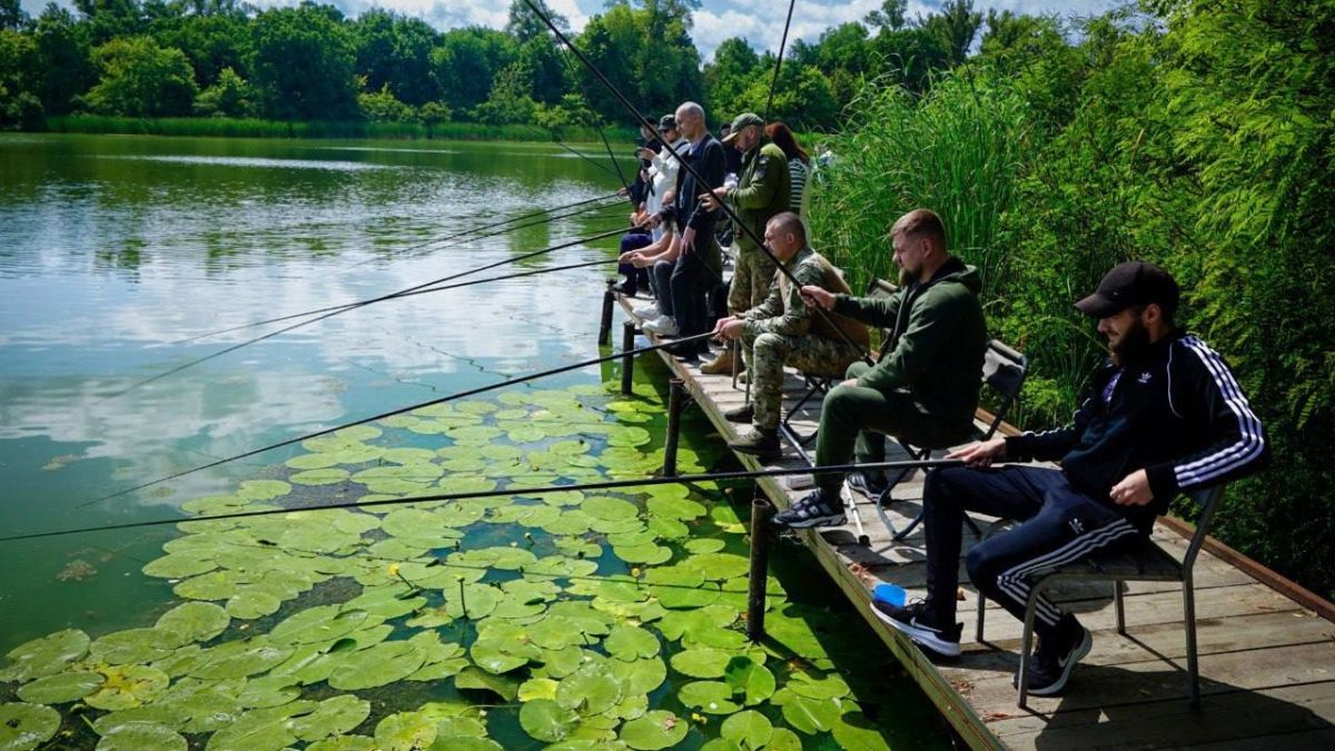 Реабілітаційна риболовля для воїнів: як проєкт «Сильні Духом – Сильні Разом» допомагає захисникам відновитися Реабілітаційна риболовля для воїнів: як проєкт «Сильні Духом – Сильні Разом» допомагає захисникам відновитися