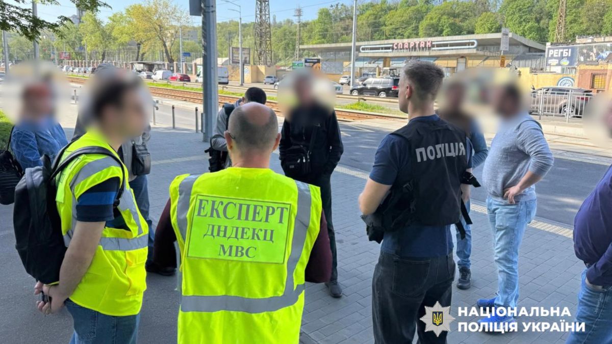 Підозра 4 посадовцям за розтрату понад 4,5 мільйона гривень Співробітники поліції під час слідчої процедури