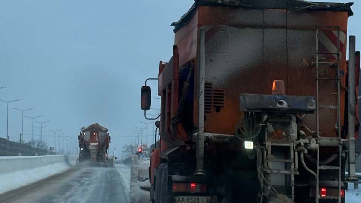 Дороги Київщини обробляють від снігу та ожеледиці Снігоочисні машини їдуть по дорозі