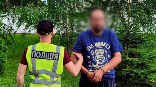 Атака на Київ: у Голосіївському районі горіли склади за двома адресами Поліцейські на вулиці Клавдіївській у Києві, де 33-річний чоловік задушив 41-річну знайому під час сварки в недобудові