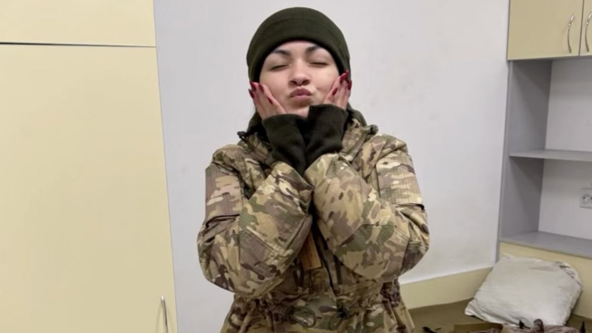 Таємний Миколайчик для захисниць: як долучитися до акції у Києві Жінка військова робить повітряний поцілунок