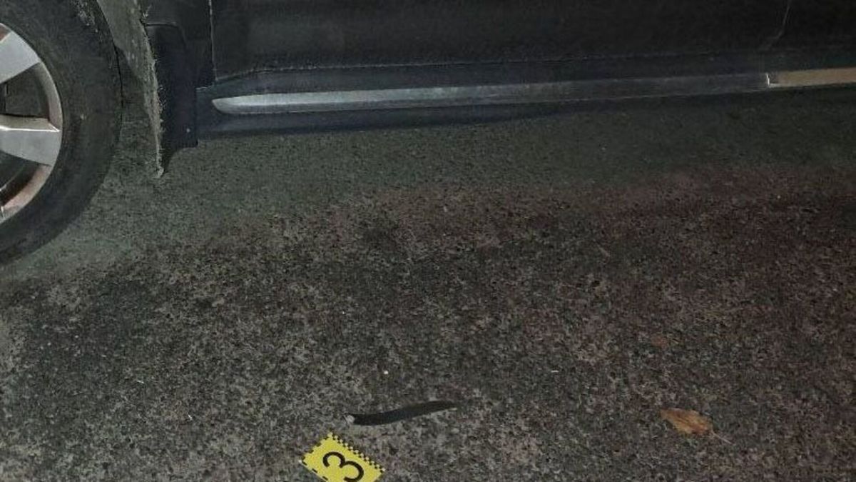 Оболонь: п'яний киянин з ножем напав на перехожих Ніж лежить на асфальті біля авто