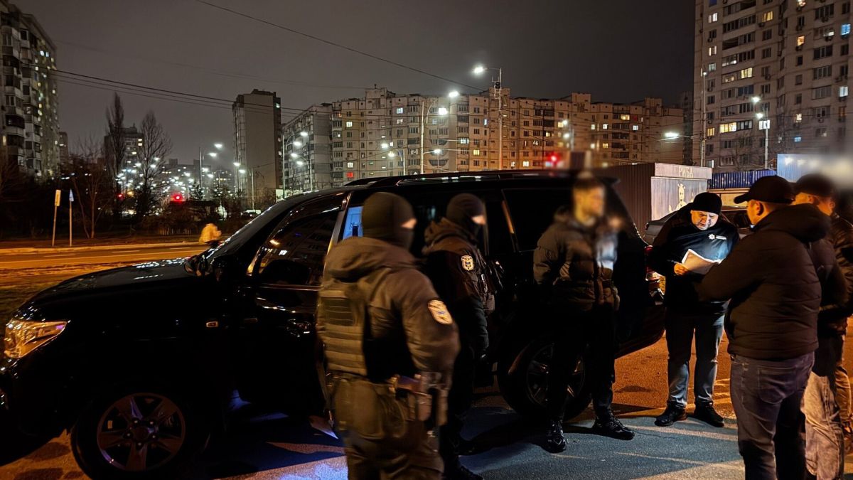 Наркотики під виглядом біодобавок: киян арештували за кратом Затримані чоловіки з поліцейськими біля машини