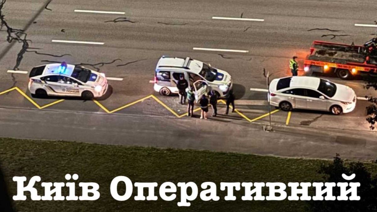 Нічна пригода на Борщагівці: п'яний водій розбив скло патрульним Місце інциденту: два поліцейські автомобілі та авто п'яного водія