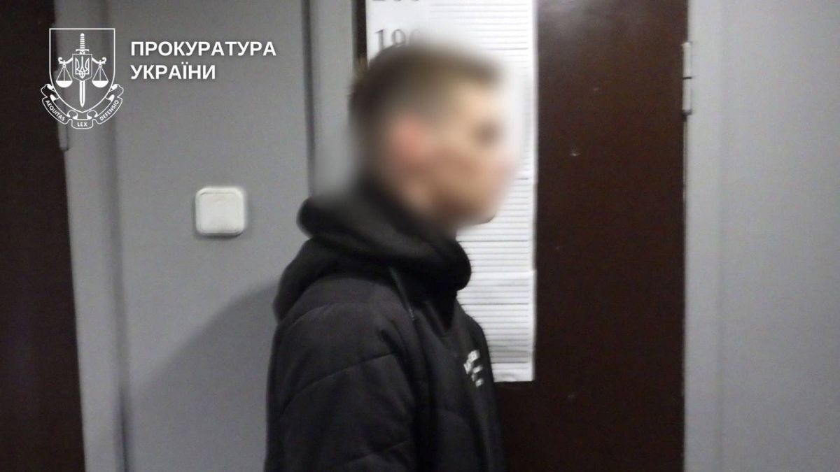 Киянин отримав 9 років за збут амфетаміну та PVP у Києві Молодий чоловік у чорній куртці стоїть біля дверей у приміщенні прокуратури — підозрюваний у збуті наркотиків у Києві