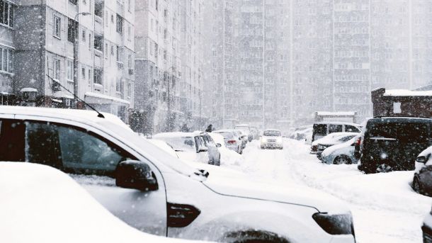 8000 доларів за людину: у Києві судитимуть військових за переправлення ухилянтів Автомобілі у дворі житлової багатоповерхівки завалені снігом, при цьому снігопад не припиняється