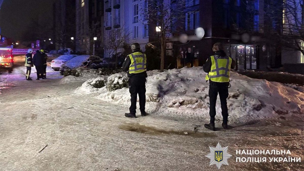 Бучанський район: двоє загиблих, 4-річна дитина поранена (оновлено) (відео) Працівники поліції і рятувальники оглядають місце подій