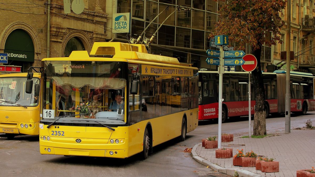 Чому київський тролейбус зникає? 4 факти, про які мовчить влада Київський тролейбус