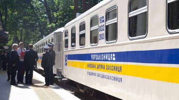 У Києві 11–13 квітня — заморозки і мокрий сніг: температура вночі до –3° Вагон Київської дитячої залізниці з написом Укрзалізниця та жовто-синьою смугою на станції у Сирецькому парку, на пероні стоять юні залізничники у формі