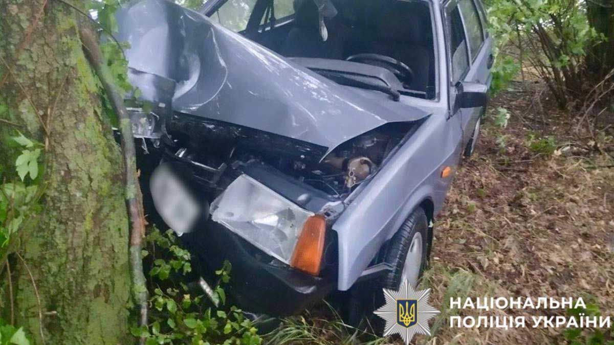 ДТП на Броварщині: водій ВАЗ врізався в дерево, поліція розслідує ДТП на Броварщині: водій ВАЗ врізався в дерево, поліція розслідує