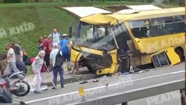 ДТП на Теліги: маршрутка врізалася в автобус, постраждали двоє людей ДТП на Теліги: маршрутка врізалася в автобус, постраждали двоє людей