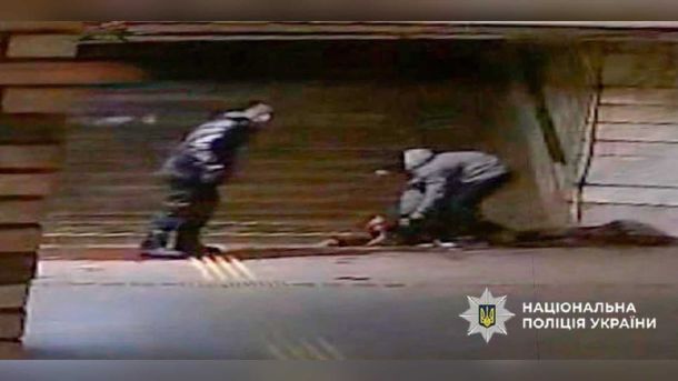 Трьох поранив ножем на Червоній Калині: підозрюваного затримано Підземний перехід біля станції метро Театральна у Києві, де троє молодиків побили 46-річного перехожого у березні 2026 року