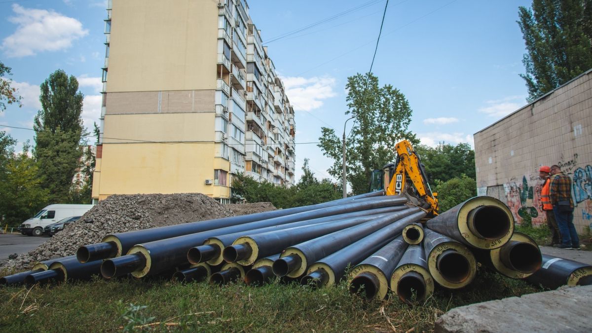 Святошинський район: міняють 1,2 км старих труб тепломережі, яким понад пів століття у дворі багатоповерхівки складені нові великі труби