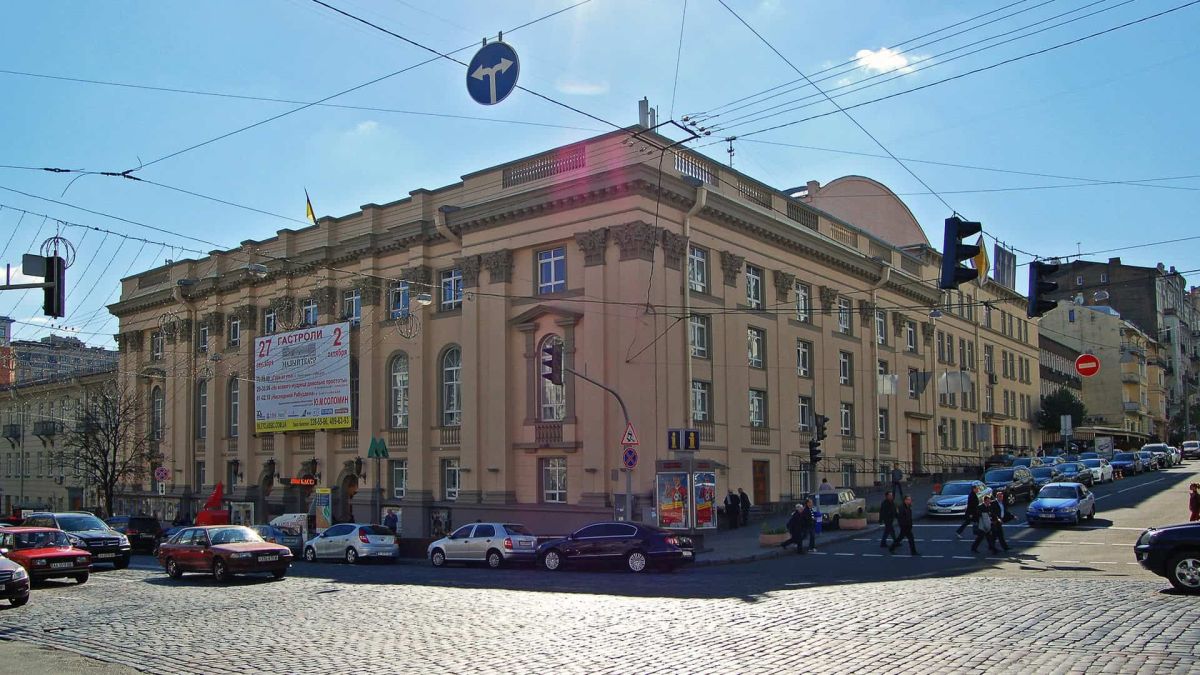 Вистави в театрі Лесі Українки скасовані через відключення електроенергії в Києві Триповерхова будівля театру у стилі неокласицизму