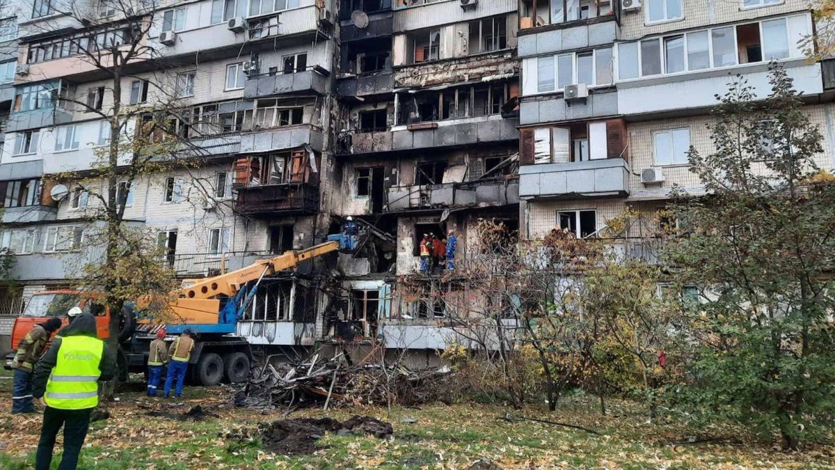 Київ знову під атакою РФ: є загиблі та поранені (оновлення) Багатоповерховий будинок в Києві без вікон і з чорними вікнами після прильоту шахеда РФ